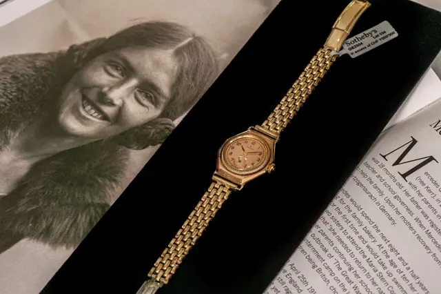 Imagen que muestra una foto de Gleitze y sobre ella, el reloj.