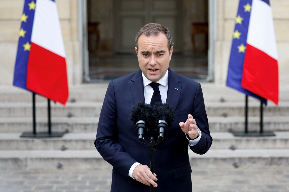 El primer ministro francés, Sebastien Lecornu, durante un discurso televisado en el Hotel de Matignon en París, Francia, el 10 de abril de 2026. (IAN LANGSDON/REUTERS)