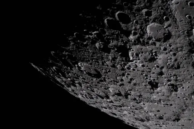 Cráteres en la superficie de la Luna.