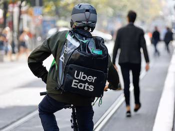 Imagen de archivo de un repartidor de Uber Eats en Niza, Francia, a 25 de octubre de 2022. (Reuters / Eric Gaillard)