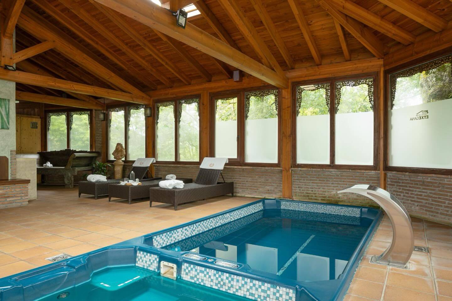Foto: El spa interior de un alojamiento rural en el sur del País Vasco, junto al parque natural de Gorbea. (Facebook)