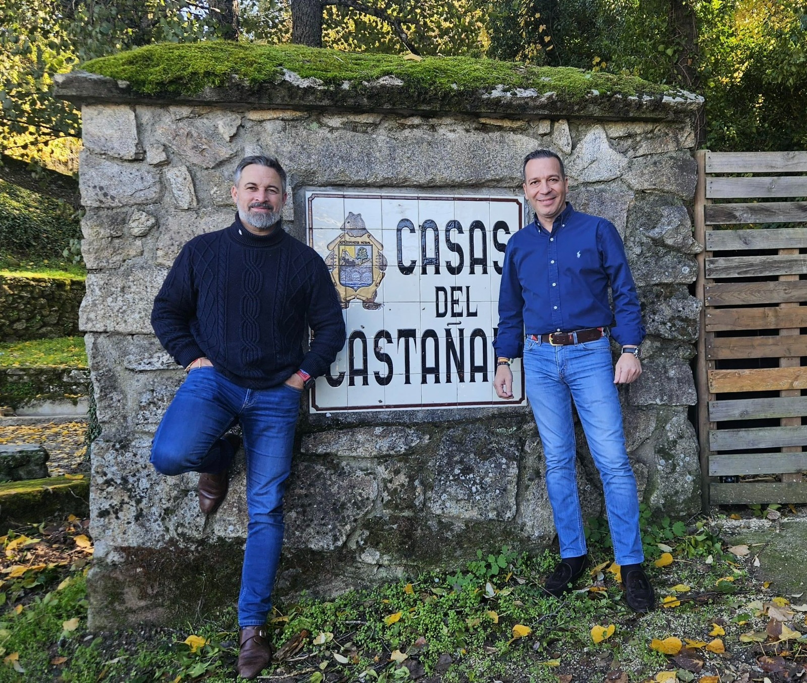 Óscar Fernández Calle, con Santiago Abascal.
