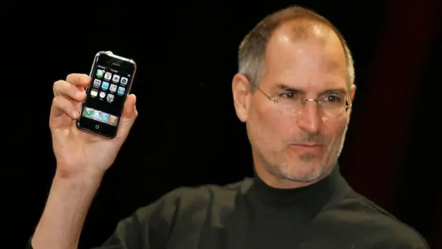 Steve Jobs con un iPhone en la mano