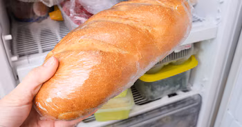Un trozo de pan guardado en el congelador