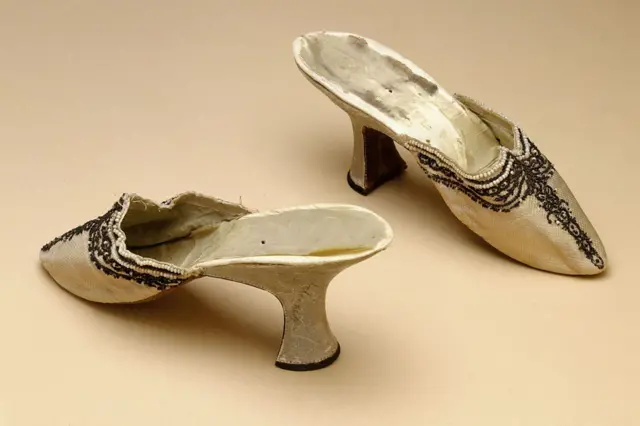 Las zapatillas de seda con cuentas que usó la reina se encuentran entre los artículos que se exhibieron en la exposición "Estilo María Antonieta" en el Museo Victoria &amp; Albert de Londres.