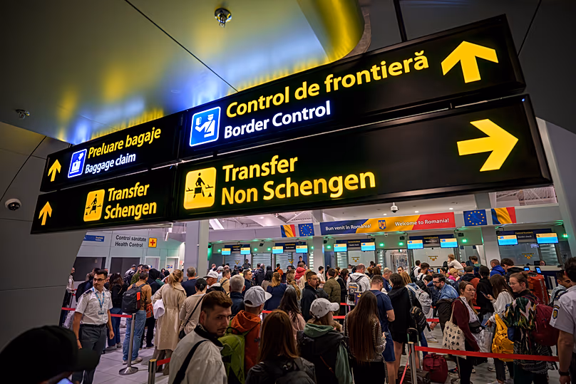 Pasajeros llegando al Aeropuerto Internacional Henri Coanda en Rumania