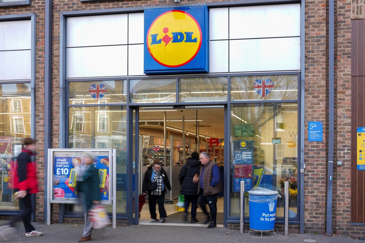 Un supermercado de Lild, en Londres. (REUTERS/Maja Smiejkowska)