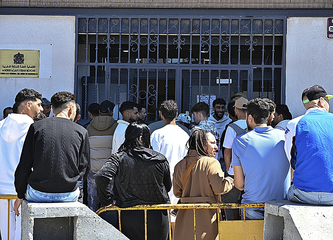 Ciudadanos marroquíes hacen cola este martes en el consulado de su país en Almería.