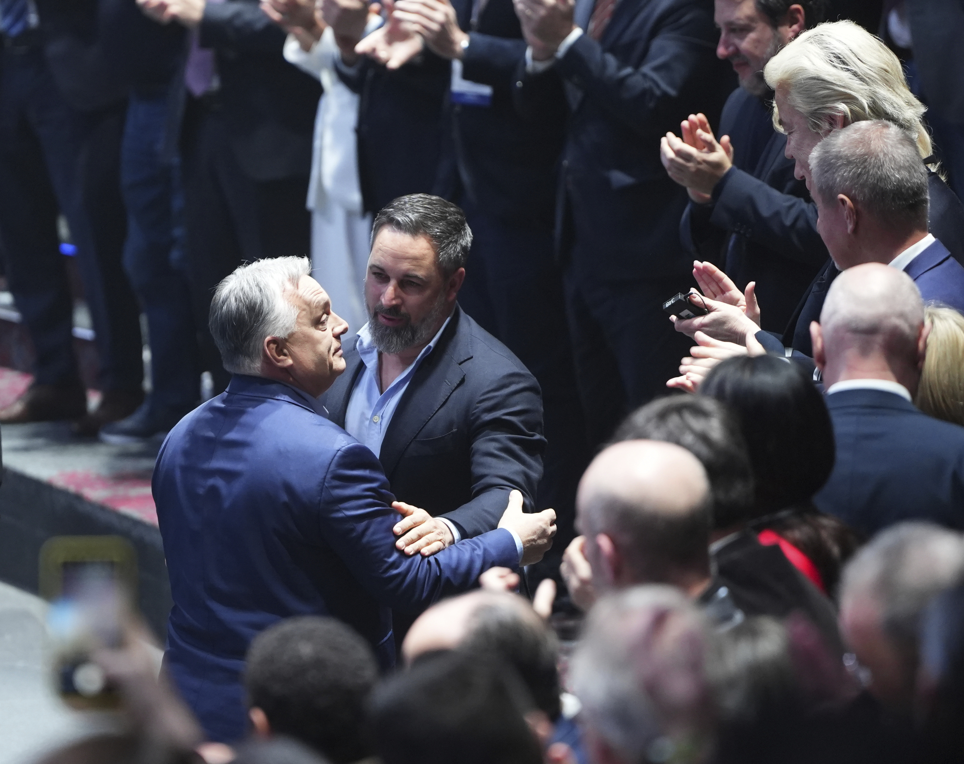El presidente de Vox, Santiago Abascal, con el dirigente húngaro Viktor Orban, en la cumbre de Patriots celebrada en Madrid en febrero de 2025.