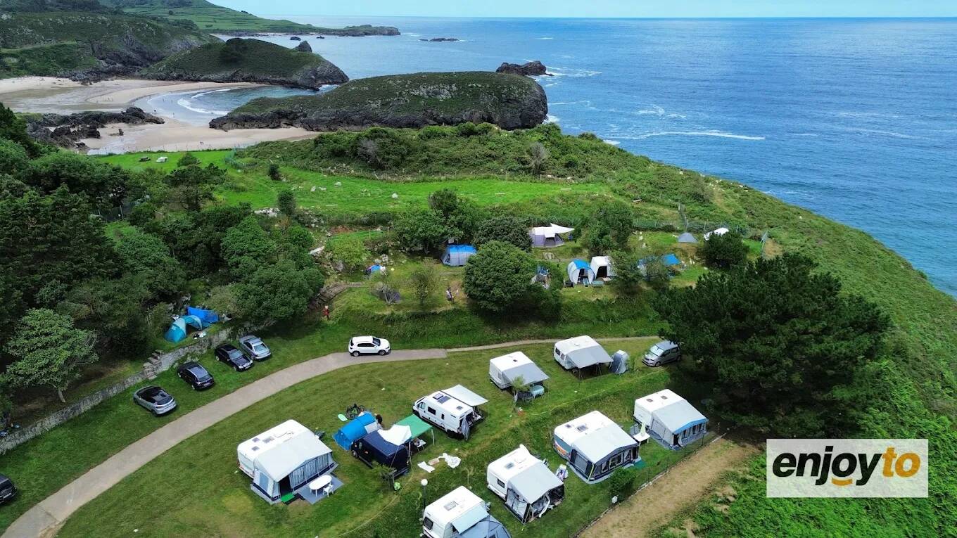 Foto: Vista panorámica del camping situado a solo 5 km de Llanes y con acceso directo a la playa. (Google)