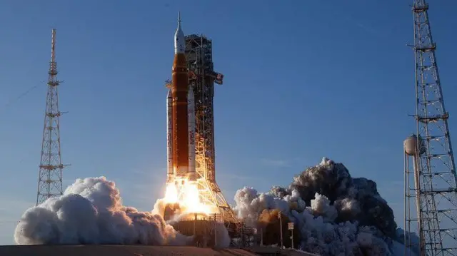 El cohete del Sistema de Lanzamiento Espacial de la NASA, que transporta la nave espacial Orión con astronautas a bordo.