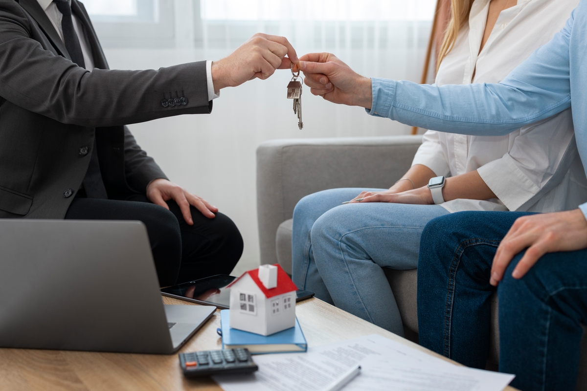 Una pareja adquiere una vivienda. (Freepik)