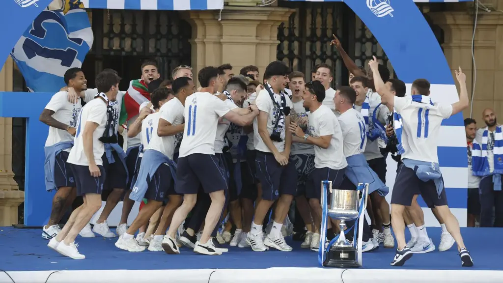 Los jugadores de la Real Sociedad festejan en el escenario la Copa del Rey.