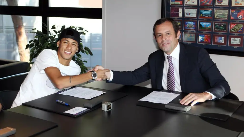 Neymar firma su contrato con el Barça junto a Sandro Rossell, presidente azulgrana en aquella época.