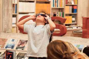 Un niño prueba unas gafas de eclipse. (Europa Press)