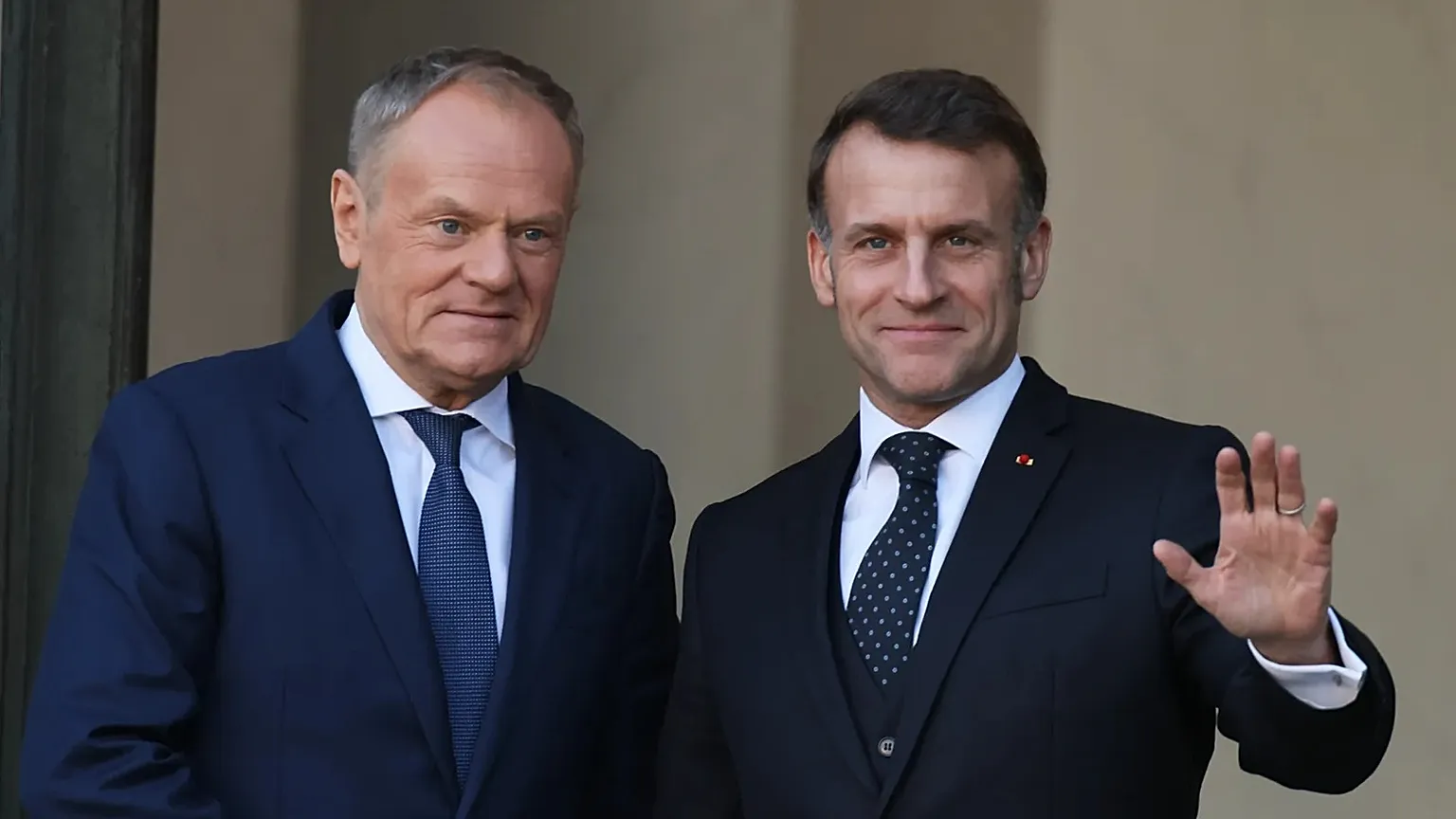 French President Emmanuel Macron welcomes Poland's Prime Minister Donald Tusk in Paris, 6 January, 2026