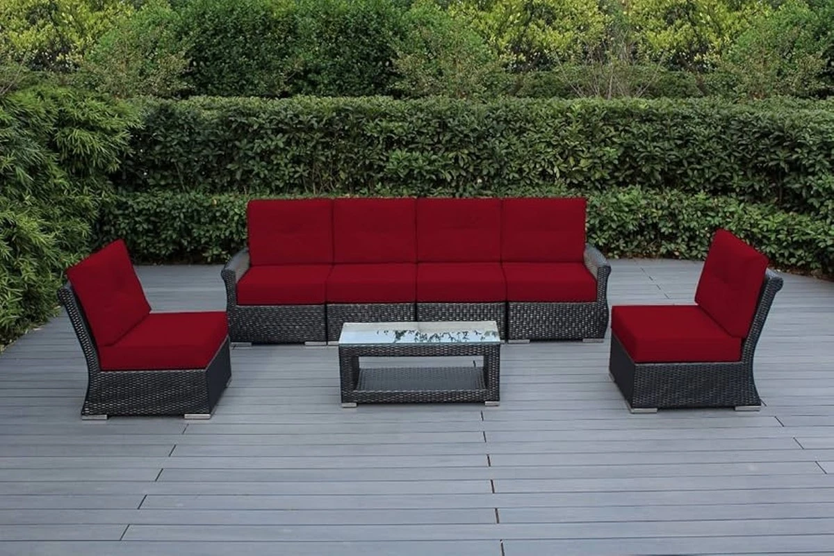 Catherine Zeta-Jones y Homes & Gardens revelan el truco del rojo para tu terraza - image 1