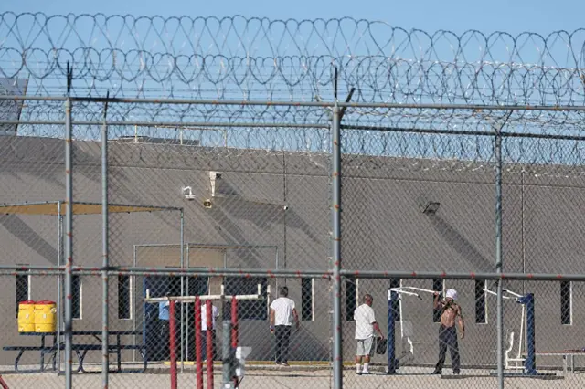 Las personas detenidas son vistas en el Anexo Desert View en el centro de detención del Centro de Procesamiento de ICE Adelanto de la empresa privada de prisiones GEO Group en Adelanto, California, el 11 de julio de 2025. (Foto de PATRICK T. FALLON/AFP vía Getty Images)