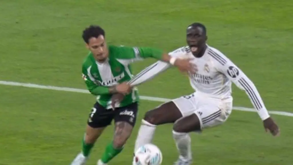 La falta de Antony sobre Ferland Mendy en la jugada del gol de Bellerín