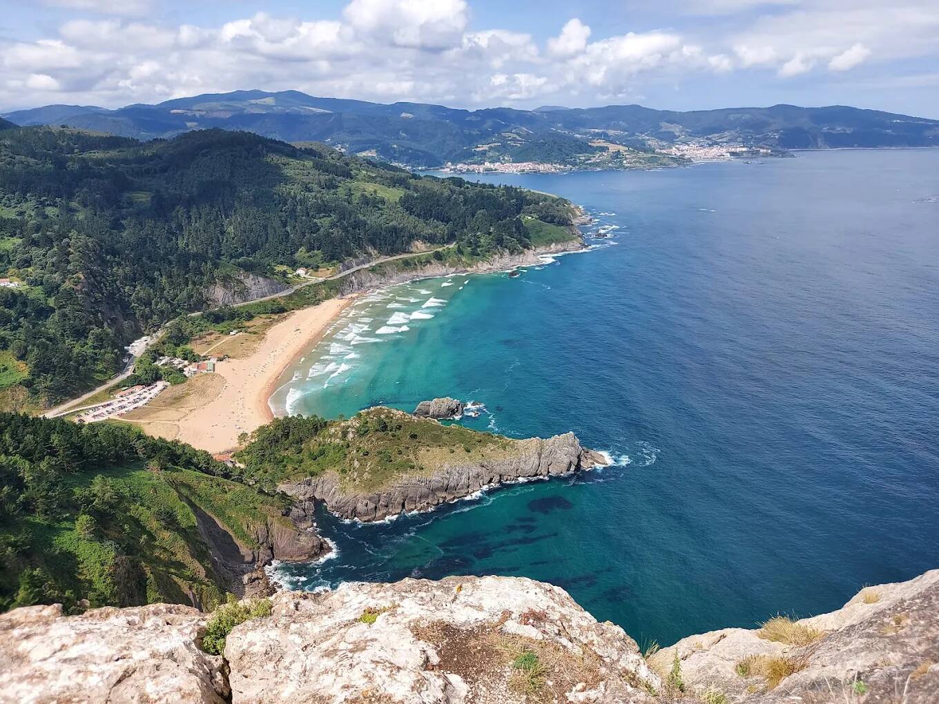 Foto: Vista desde el mirador a 276 metros sobre el mar, con playa, acantilados y la costa de Vizcaya al fondo. (Google)