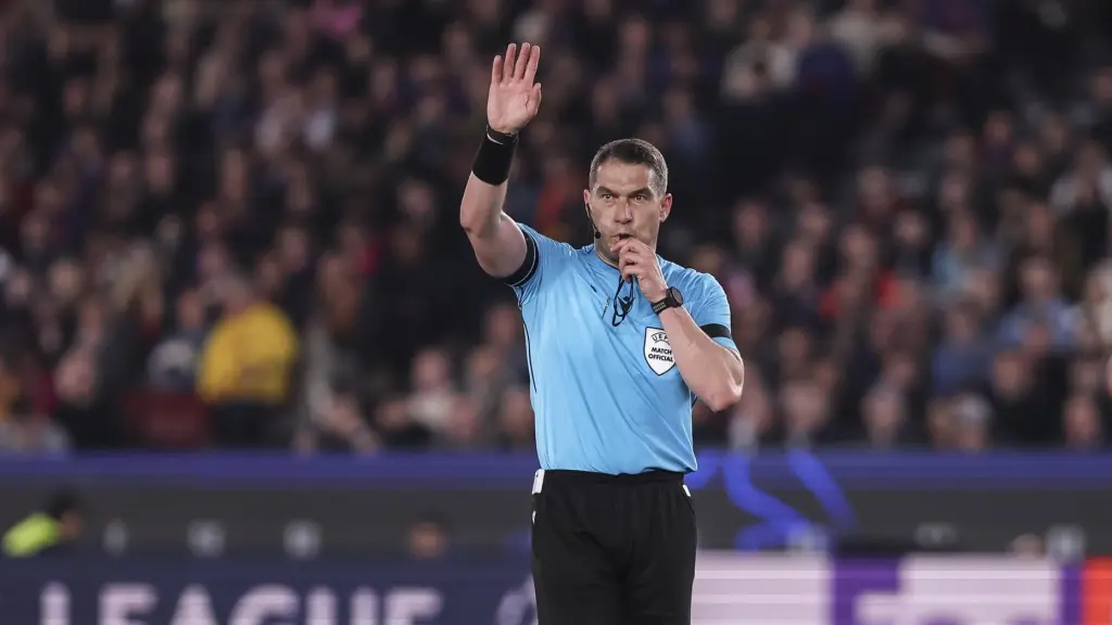 El árbitro Istvan Kovacs, durante el Barça - Atleti