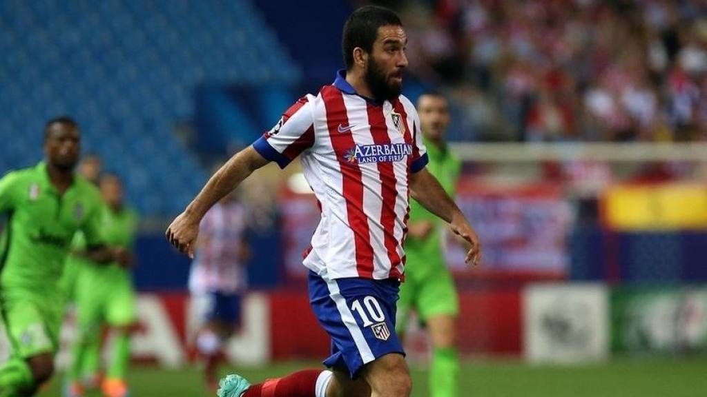 Arda Turan jugando un partido con el Atlético de Madrid.