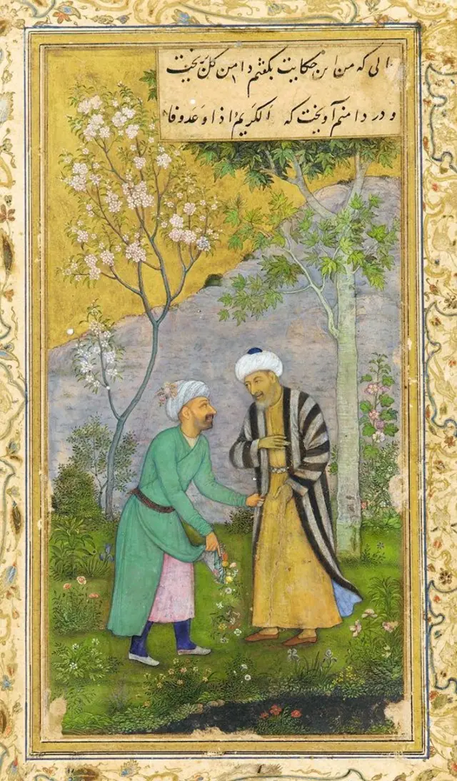Sa'di con otro hombre, ambos vestidos con unas túnicas, están parados en un jardín con flores y vegetación. Todo en un elegante marco color beige