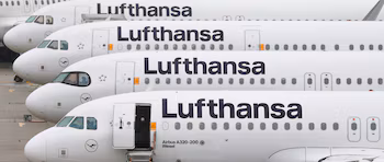 Imagen de archivo de varios aviones de Lufthansa estacionados en el aeropuerto de Fráncfort (Alemania).EFE/EPA/RONALD WITTEK