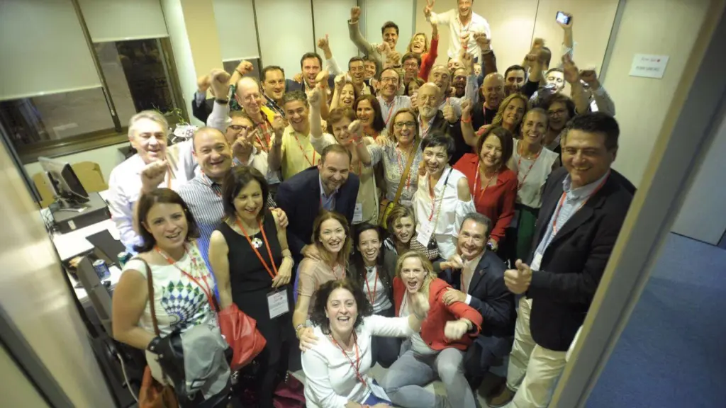 Beatriz Corredor junto a Ábalos, Carmen Calvo, Adriana Lastra, Margarita Robles, José Félix Tezanos y otros miembros de la directiva del PSOE cercanos a Pedro Sánchez.