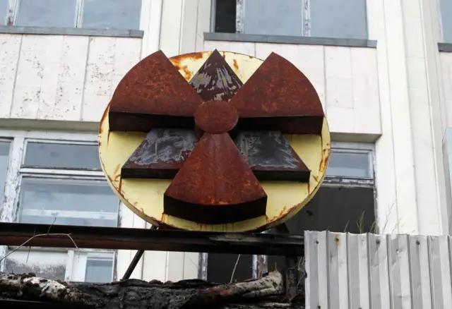 Un gran símbolo de radiación, oxidado.