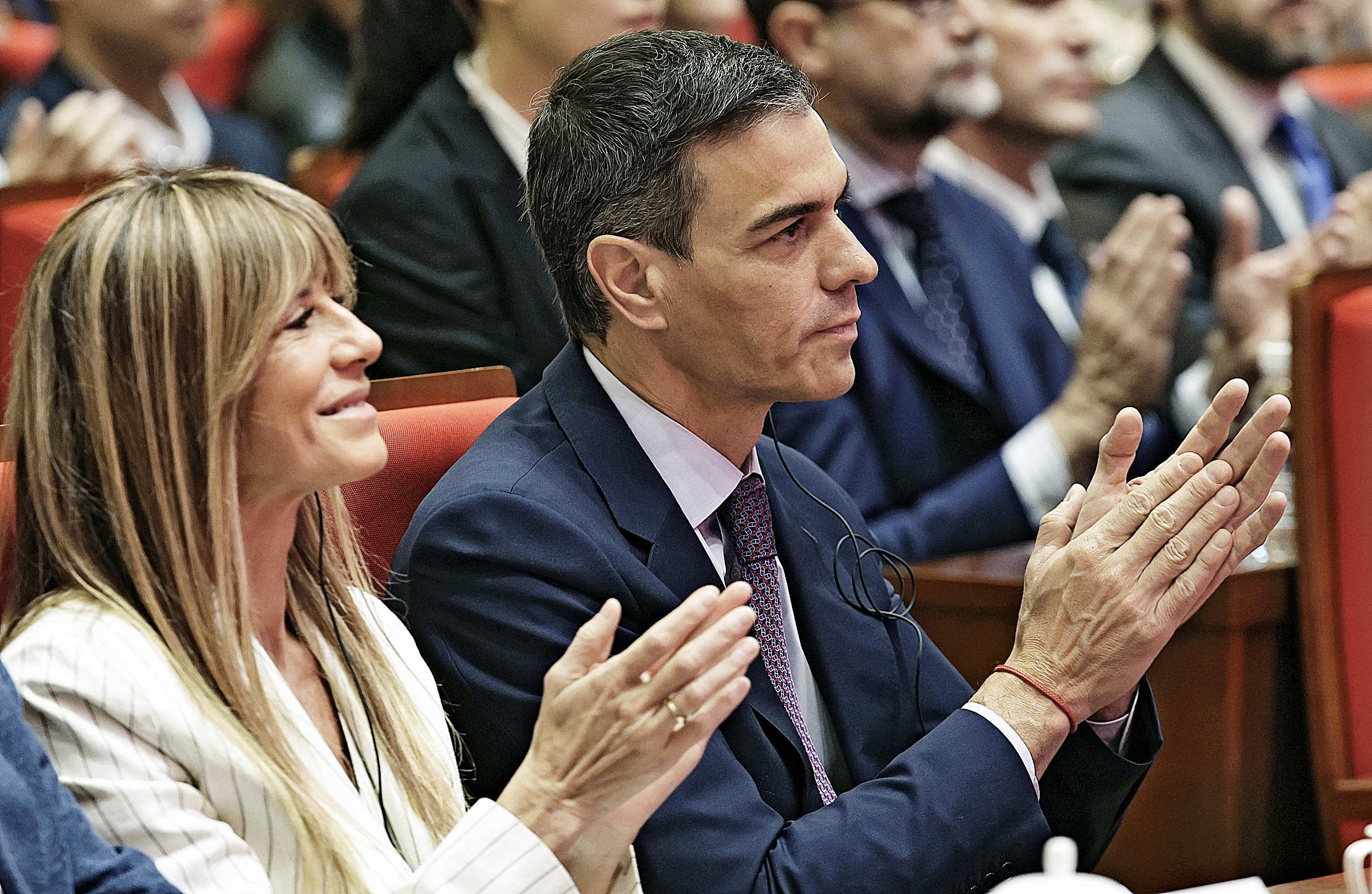 Begoña Gómez y el presidente del Gobierno, Pedro Sánchez, durante un acto el pasado 15 de abril en la Universidad Tsinghua (Pekín) enmarcado en su viaje oficial a China.