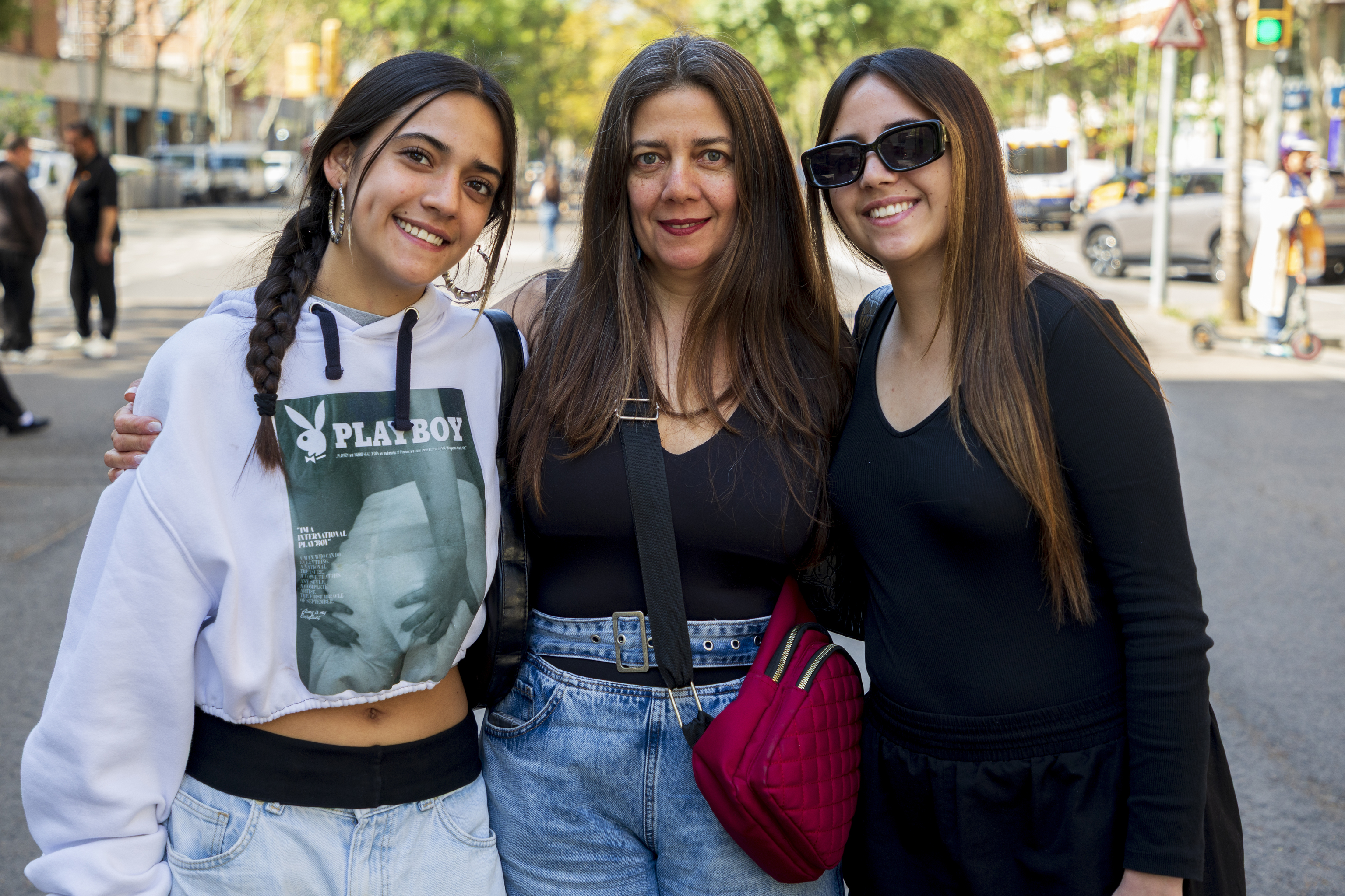 Carolina Venegas, entre sus hijas Florencia y Javiera Núñez, tras presentar la solicitud en Barcelona.