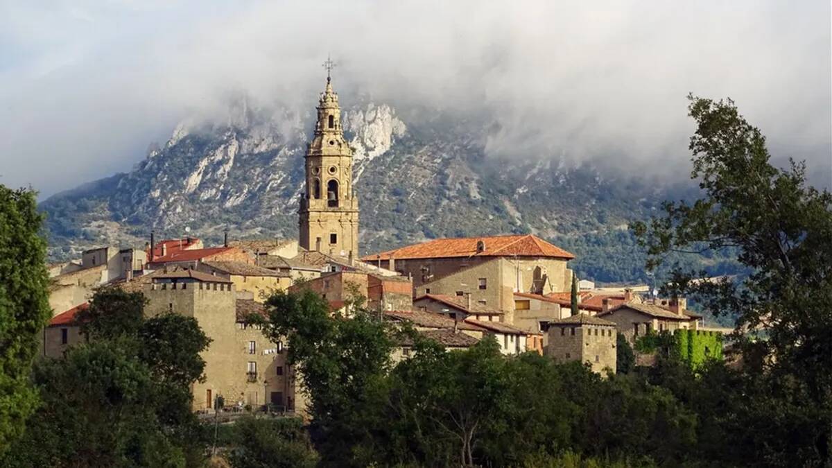 Foto: Vista panorámica de un pequeño pueblo de Álava, encaramado a un cerro a 677 metros de altitud. (labraza.eus)