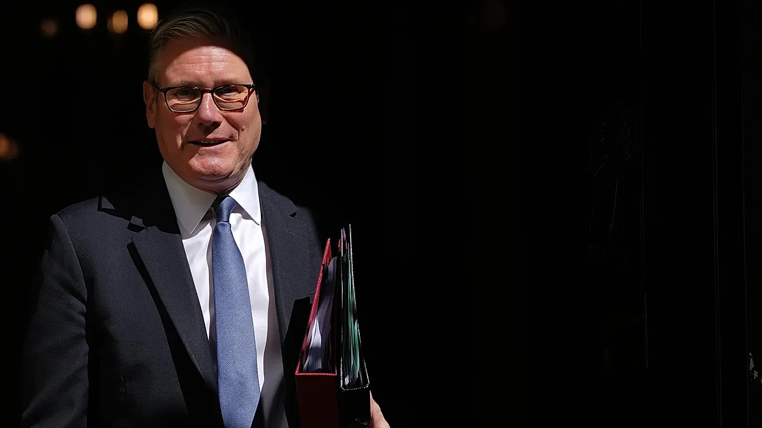 Britain's Prime Minister Keir Starmer leaves 10 Downing Street to attend the weekly session of Prime Minister's Questions in parliament in London, 22 April, 2026