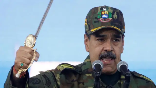 El presidente venezolano Nicolás Maduro sostiene la espada de Simón Bolívar mientras se dirige a miembros de las fuerzas armadas