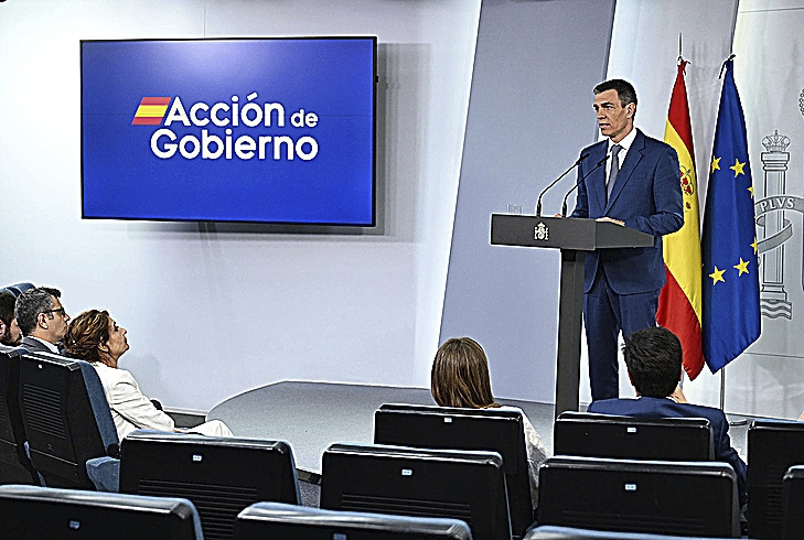 Sánchez durante su comparecencia a las 18 horas, seis horas después de que se produjera el 'apagón'.