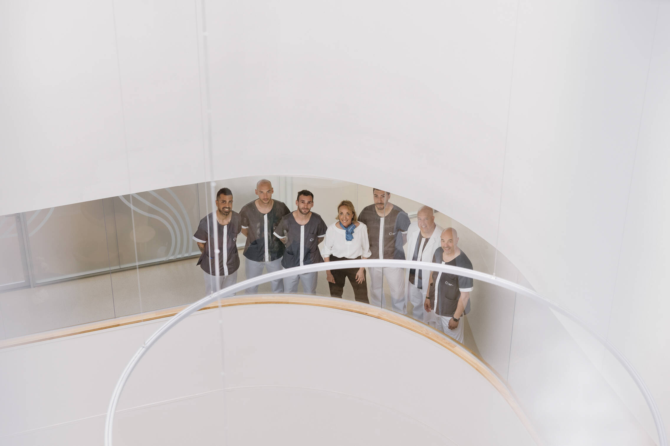 María Cordón junto a celadores del hospital. (V. V.)