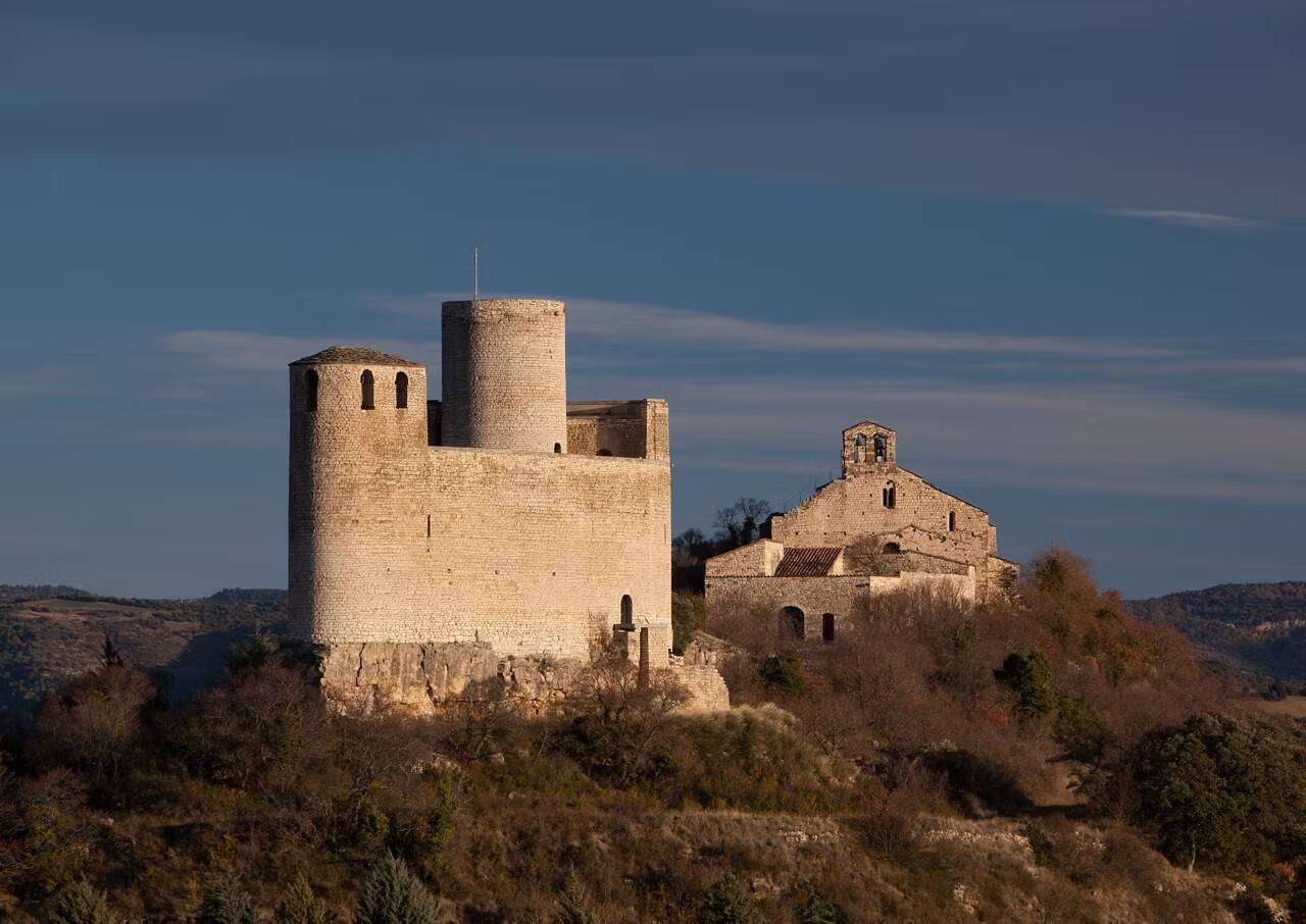 Foto: El castillo, enclavado en un remoto pueblo de Lleida, se eleva sobre el entorno como uno de los grandes exponentes de los Castillos de Frontera de los condados catalanes. (Turisme de Catalunya)