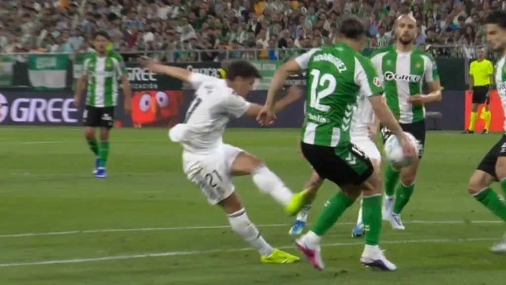 La posible mano de Ricardo Rodríguez en el Betis - Real Madrid
