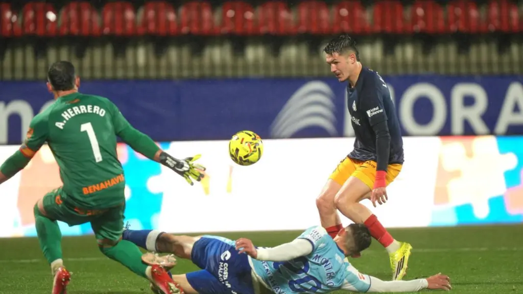 Un instante del partido entre el Málaga y el Andorra
