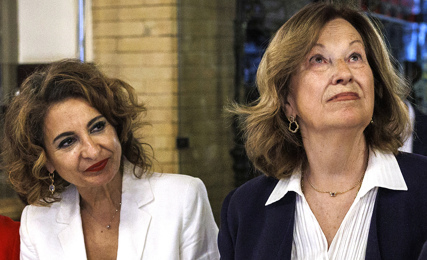 María Jesús Montero , junto a la ex diputada socialista Carmen Romero, una semana después del encuentro de Juanma Moreno y Felipe González-.