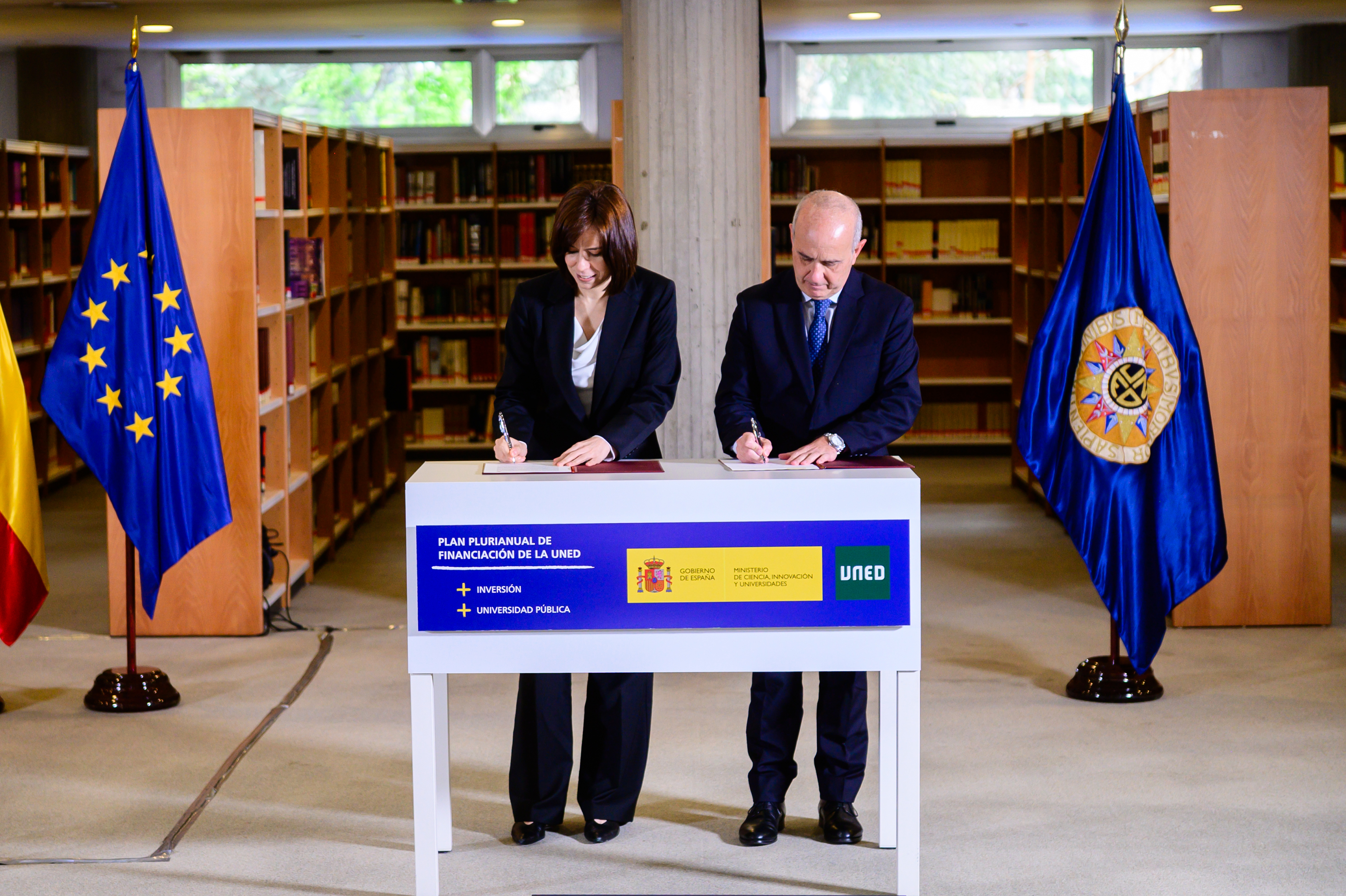 La ministra Morant y el rector Mairal, durante la firma del plan.