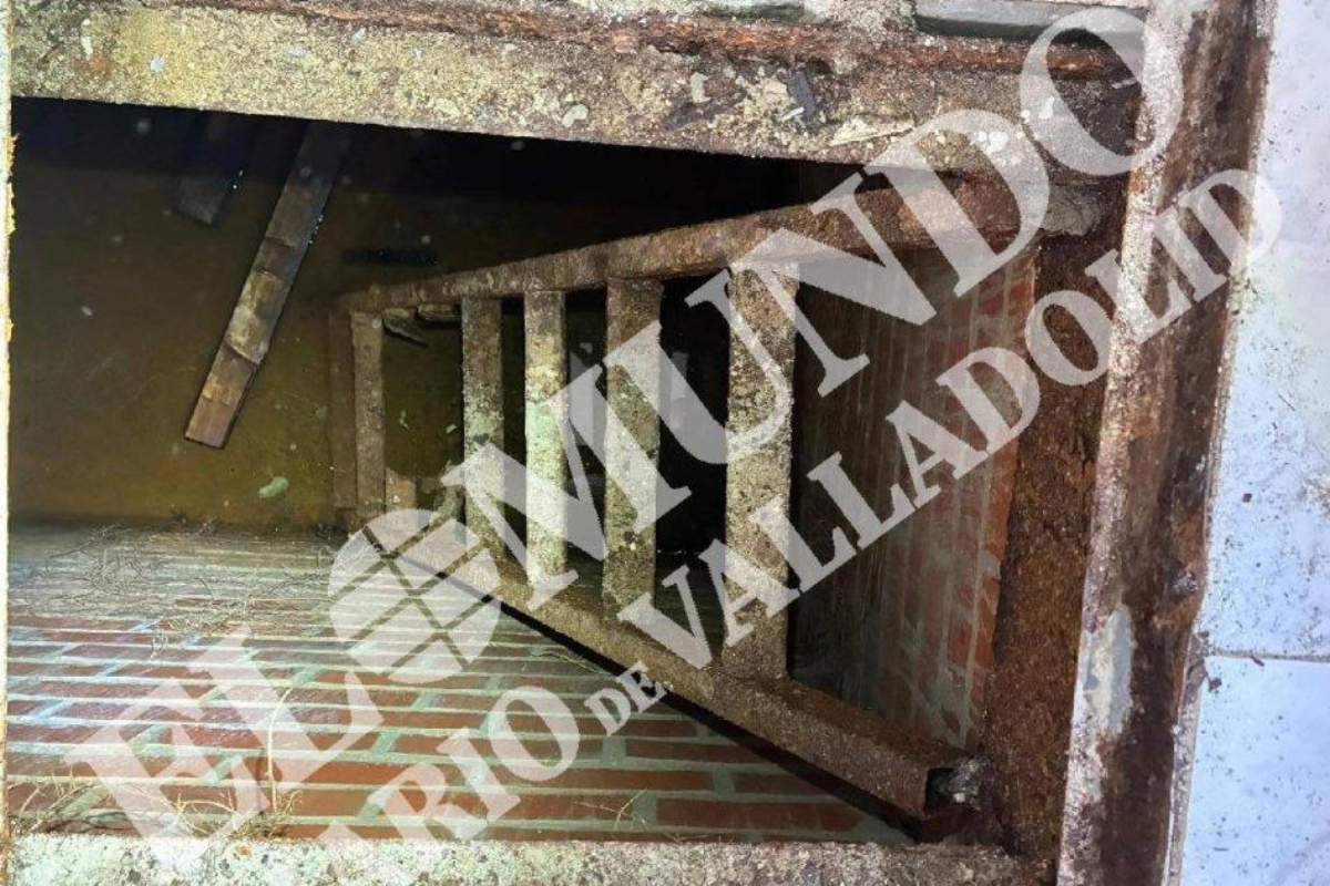 La escalera que da acceso al zulo