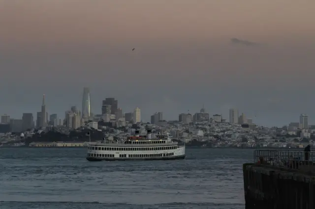 Un transbordador cruza la bahía de San Francisco al atardecer