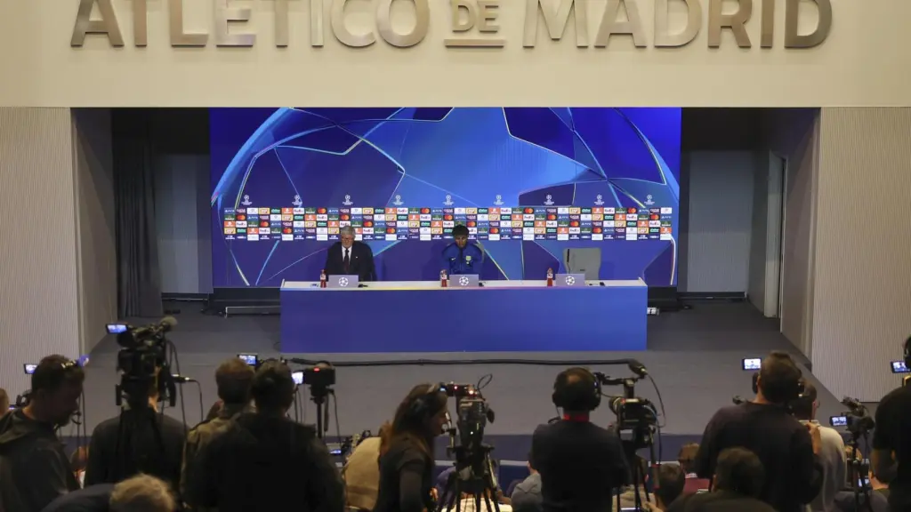 Lamine Yamal, este lunes en el medio de la sala de prensa del Metropolitano