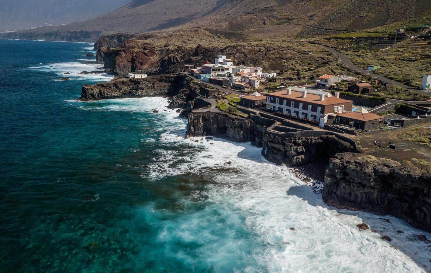 Foto: Asomado al océano y rodeado de acantilados volcánicos, este enclave de Sabinosa dibuja una imagen singular. (elhierro.travel)