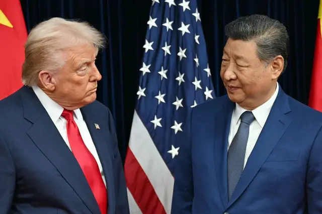 El presidente de Estados Unidos, Donald Trump (izquierda), y el presidente de China, Xi Jinping, en la base aérea de Gimhae junto al aeropuerto internacional de Gimhae en Busan, el 30 de octubre de 2025