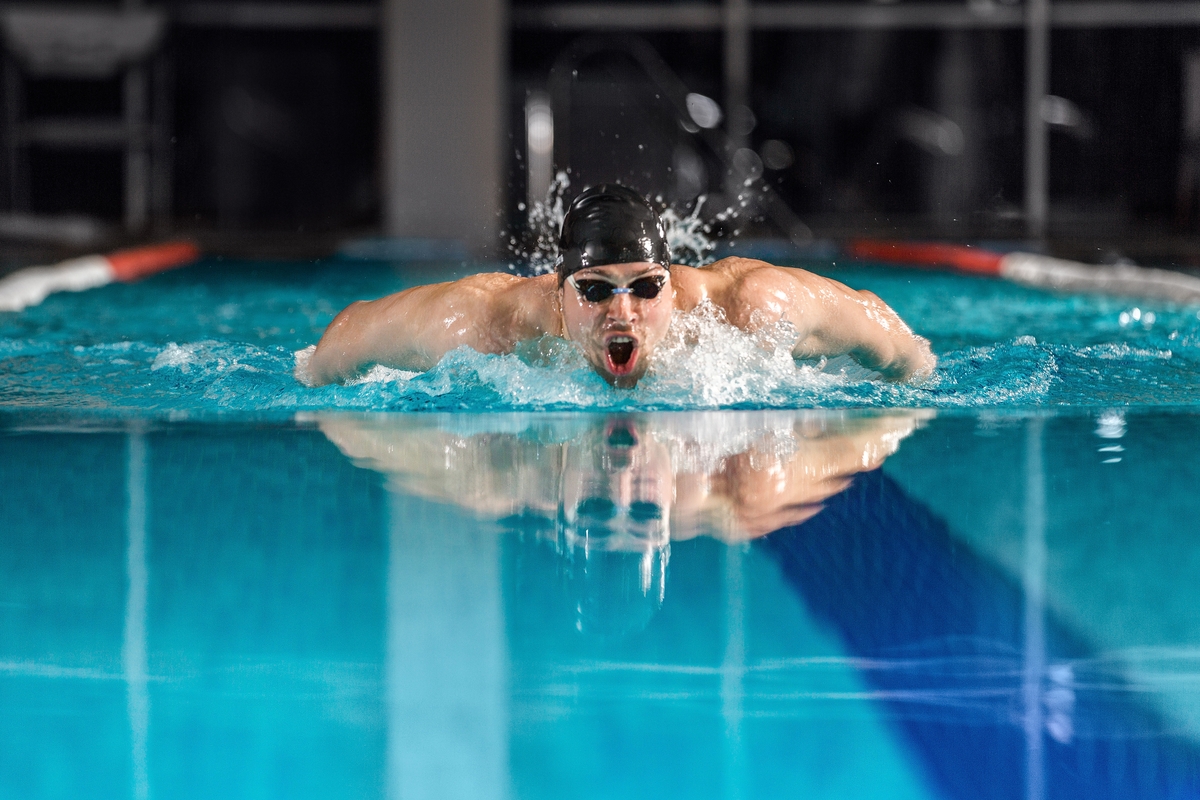 Un hombre practicando la natación estilo mariposa