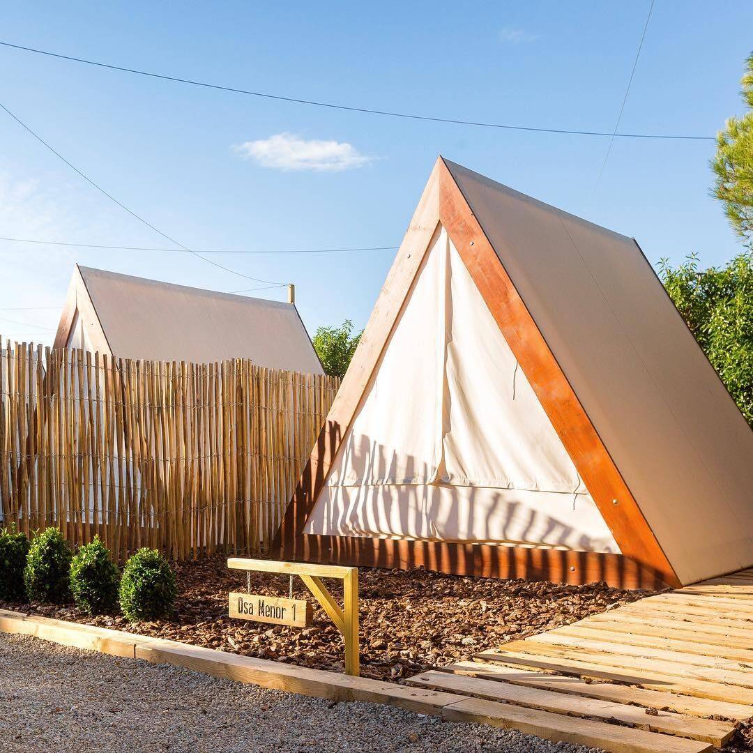 Foto: Cabaña en este camping de Sitges, un referente en innovación, sostenibilidad y experiencias únicas, a solo media hora de Barcelona. (Facebook)