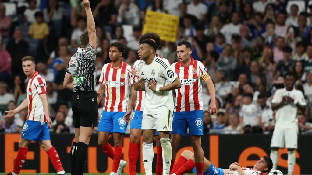 Mbappé, amonestado en el partido ante el Girona.